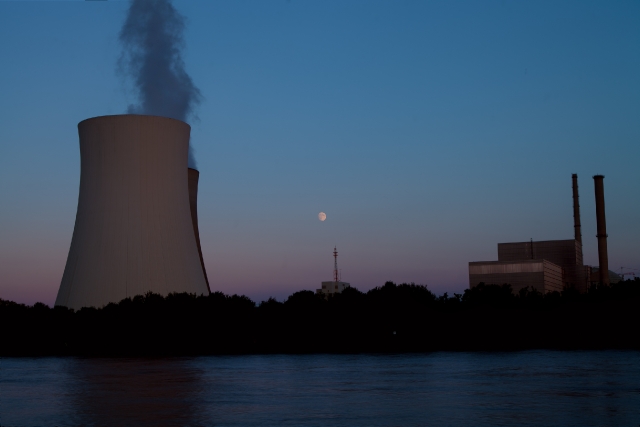 Monaufgang bei Atomkraftwerk